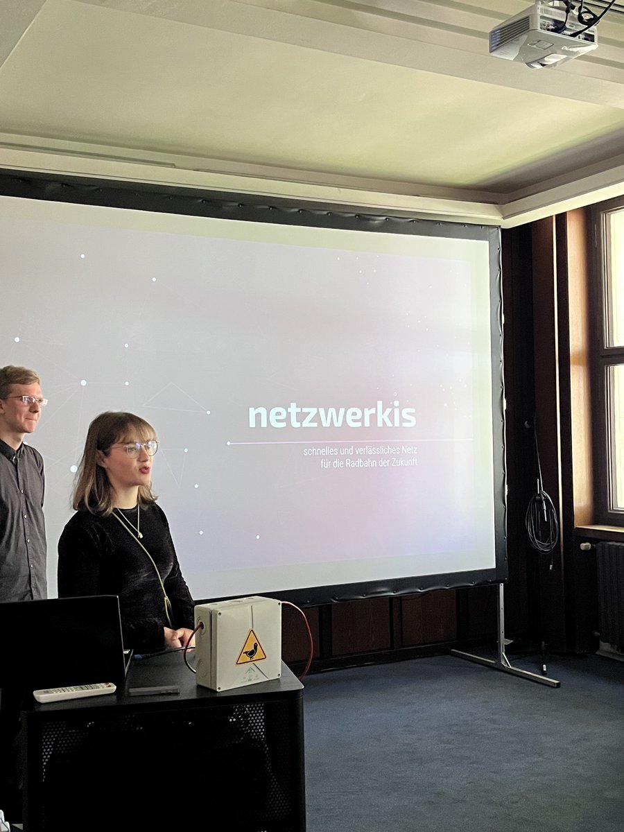 Hier treffen Kreativität, Spaß und Tüftler:innen-Geist aufeinander! Danke an alle Beteiligten für eine erfolgreiche Summer School 2022.👏 Vier Gruppen haben ihre Prototypen zum Thema #OpenSource meets #GrüneWelle vorgestellt.🚦🚲 Ein paar Eindrücke:
<a href="/HTW_Berlin/">HTW Berlin</a> <a href="/TUBerlin/">TU Berlin</a> <a href="/radbahn/">Radbahn Berlin</a>