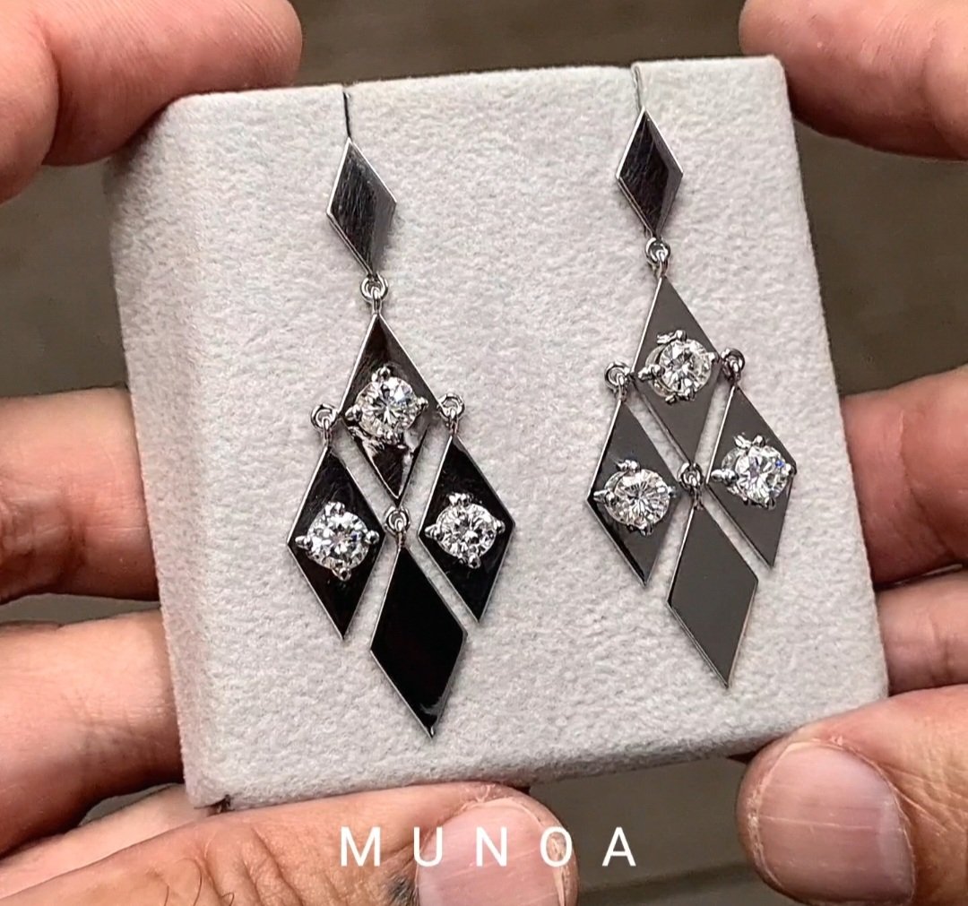 joyeriaMunoa's tweet photo. Large evening #earrings designed by me and created in our #artisanworkshop at Aldamar 28, San Sebastián. In the shape of large platinum rhombuses decorated with 6 brilliant-cut #diamonds for a total weight of 2.58 carats, quality H/SI. Length 5.2 cm. #finejewellery #designer https://t.co/LjKHgI0ZHg