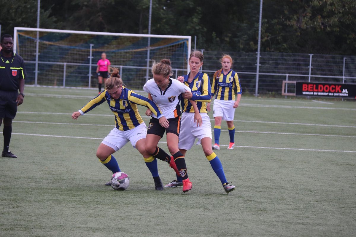BeQuickDames1's tweet photo. Morgenmiddag 15.00 uur op het hoofdveld @BeQuickDokkum gaan we weer los met de competitie. Voor de eerste thuiswedstrijd komt @berkumvr1 uit Zwolle op bezoek. Tot morgen op het Tolhuispark https://t.co/NGZ7rk6pqe
