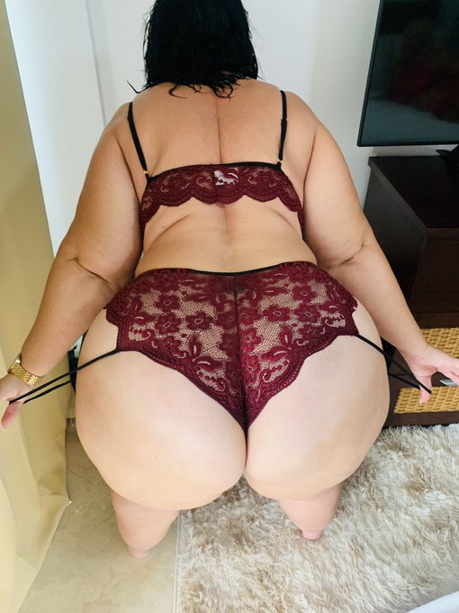 RT if you think I should spread nice and wide 🥵🍑 https://t.co/ol9nFJkwxe