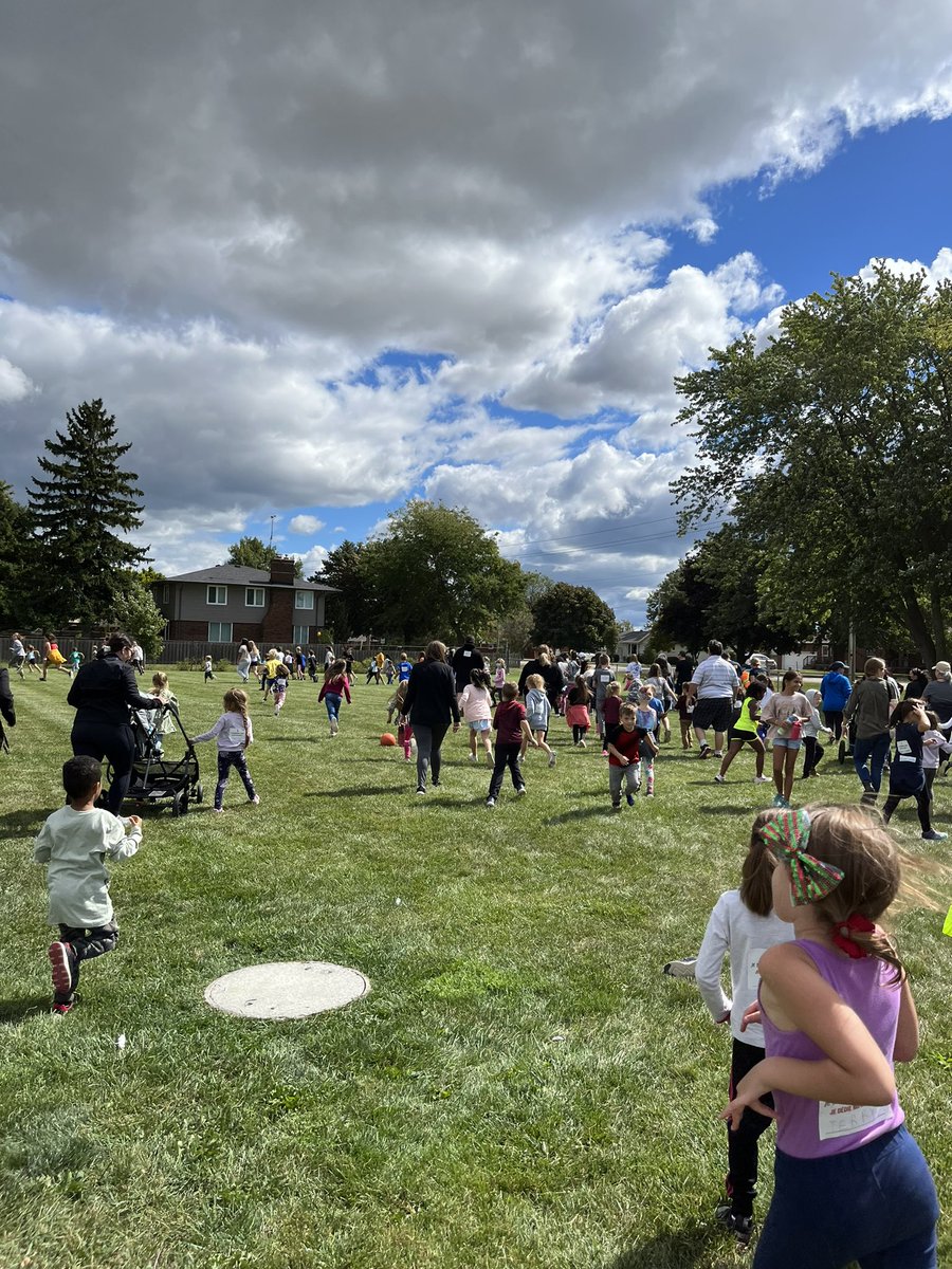 The Terry Fox School Run 2022 🇨🇦<a href="/GoreHill_PS/">Gore Hill PS</a> was a great success! Many students and families out to support Terry’s dream! Thank You Theissen’s Orchards for donating apples 🍎 for our event! We reached our fundraising goal! <a href="/gecdsbpro/">GECDSB PR</a> <a href="/TerryFoxCanada/">Terry Fox Foundation</a> #TerryFoxFoundation #GECDSB