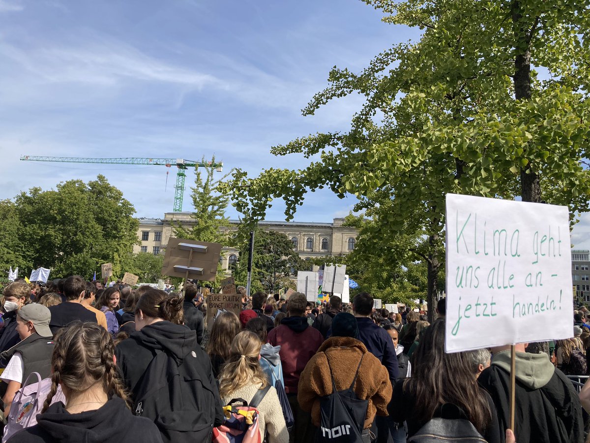 Heute #Klimastreik-Mittagspause im Invalidenpark, denn „business-at-usual“ hilft uns nicht weiter - da stimme ich #luisaneubauer zu!