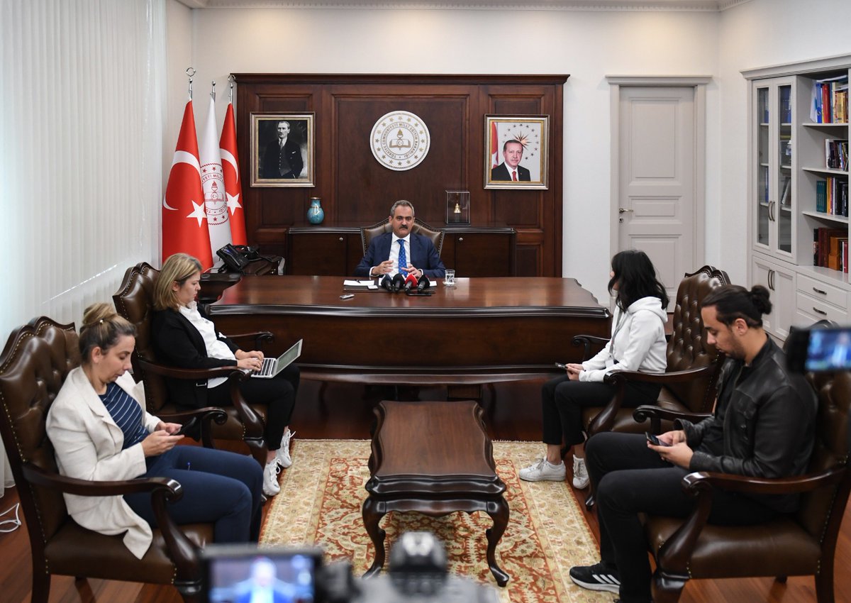 tcmeb's tweet photo. Bakan Özer, New York'ta Gerçekleştirilen Eğitimin Dönüştürülmesi Zirvesi'ni Değerlendirdi 

"Çoğu ülkeden çok daha ileri seviyede iyileştirmeler yapan ve önemli projeleri uygulamaya sokan bir ülke olarak orada kendimizi görmekten büyük mutluluk duyduk.”

👉https://t.co/ozVaDTYRo9 https://t.co/WkyTaVfUEg