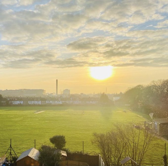 summerstown182's tweet photo. #FishpondsField has always been a migrant magnet, from medieval monks & Huguenot gardeners to today's precious green jewel at the heart of multicultural #PlanetTooting What joy to be at Saturday's @FFishponds pop-up picnic to talk about this history & showcase the plaque! https://t.co/ADC9fz6tV7