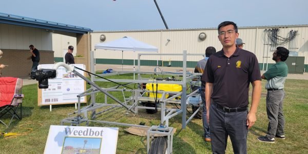 realagriculture's tweet photo. The #Weedbot offers site-specific targeted weed control using cameras and sensors to identify and spray weeds when they are very small.
https://t.co/FKOFUFUb9L
@NDSU #cdnag #ontag #westcdnag https://t.co/1FTJbqQqek