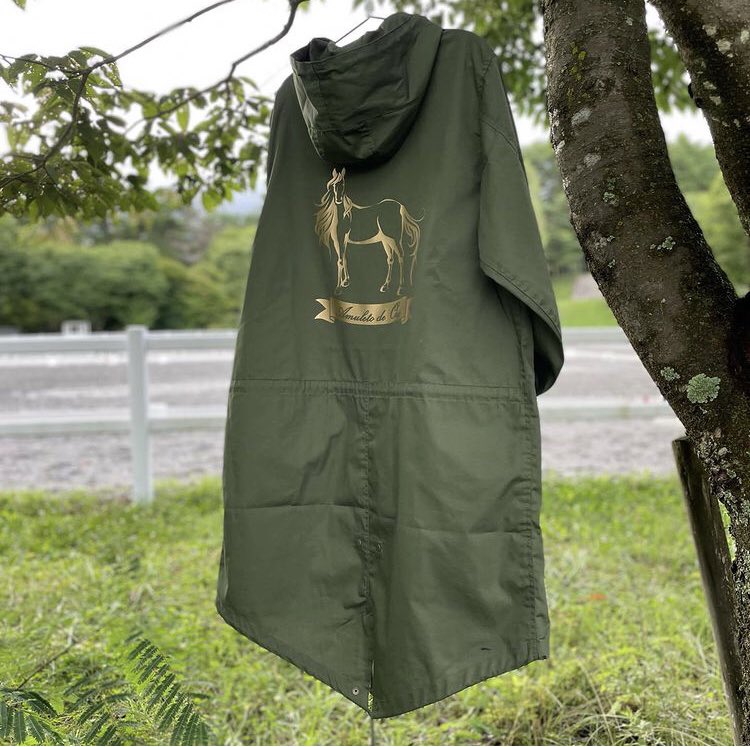 AmuletodeOro's tweet photo. .
出店情報
全日本ジュニア馬場＠御殿場
春にパート2にて馬場馬術の競技会に初参加させていただき、
続きましてジュニアの皆様にも会いにこさせていただきました！☺️

今回は台風の影響もありミシンの稼働は控えさせて頂くのですが
各種オーダー馬具と馬モチーフ雑貨の販売をさせていただきます🐴👜✨ https://t.co/wgxLzYAZMH
