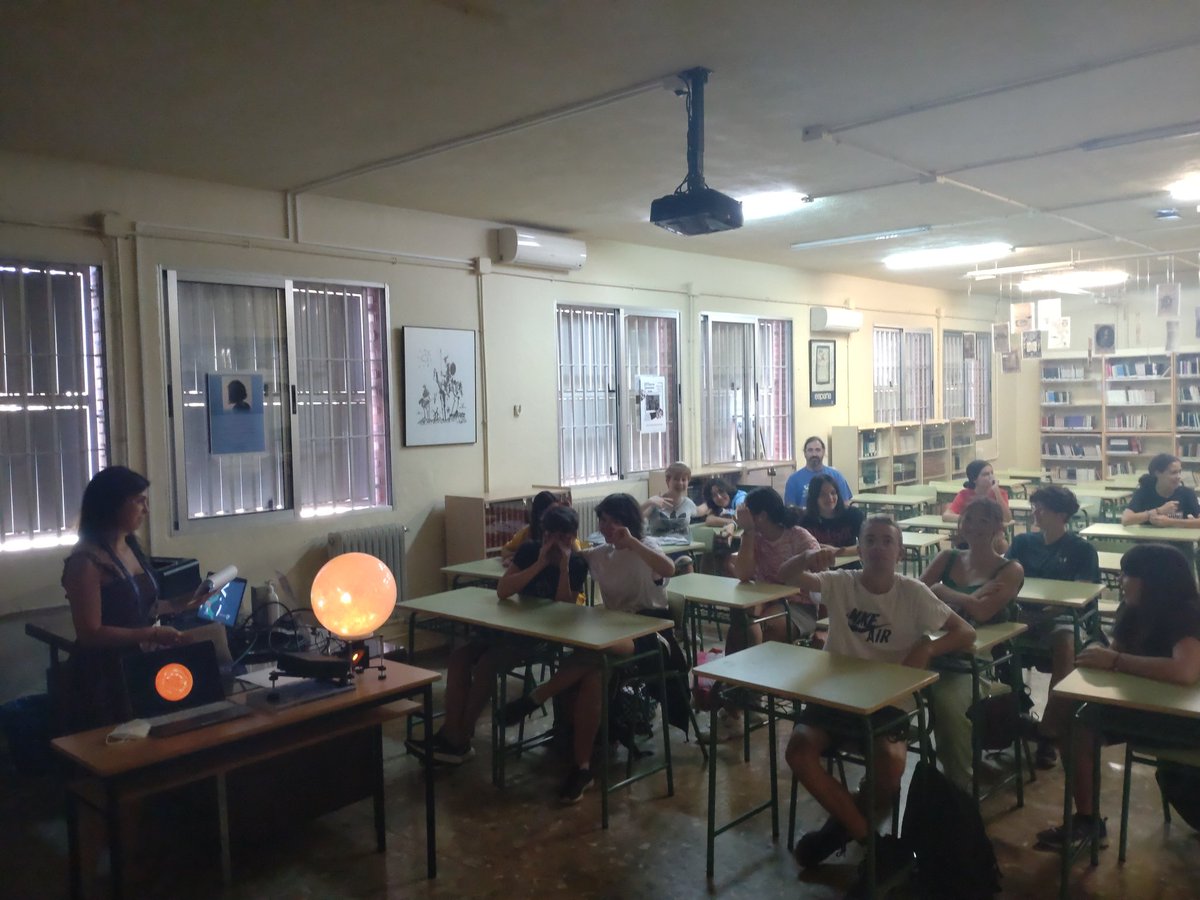 liviagiacomini's tweet photo. Wow, we Just discovered that  #PlanetsInARoom in spanish schools works Just as Well! Thanks #epsc2022 @europlanetmedia @AssSpeakScience #piar https://t.co/HuAaWtSPaE