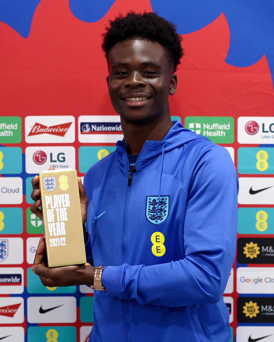Congratulations to <a href="/BukayoSaka87/">Bukayo Saka</a> – your England Men's Player of the Year connected by <a href="/EE/">EE</a>! 🏆