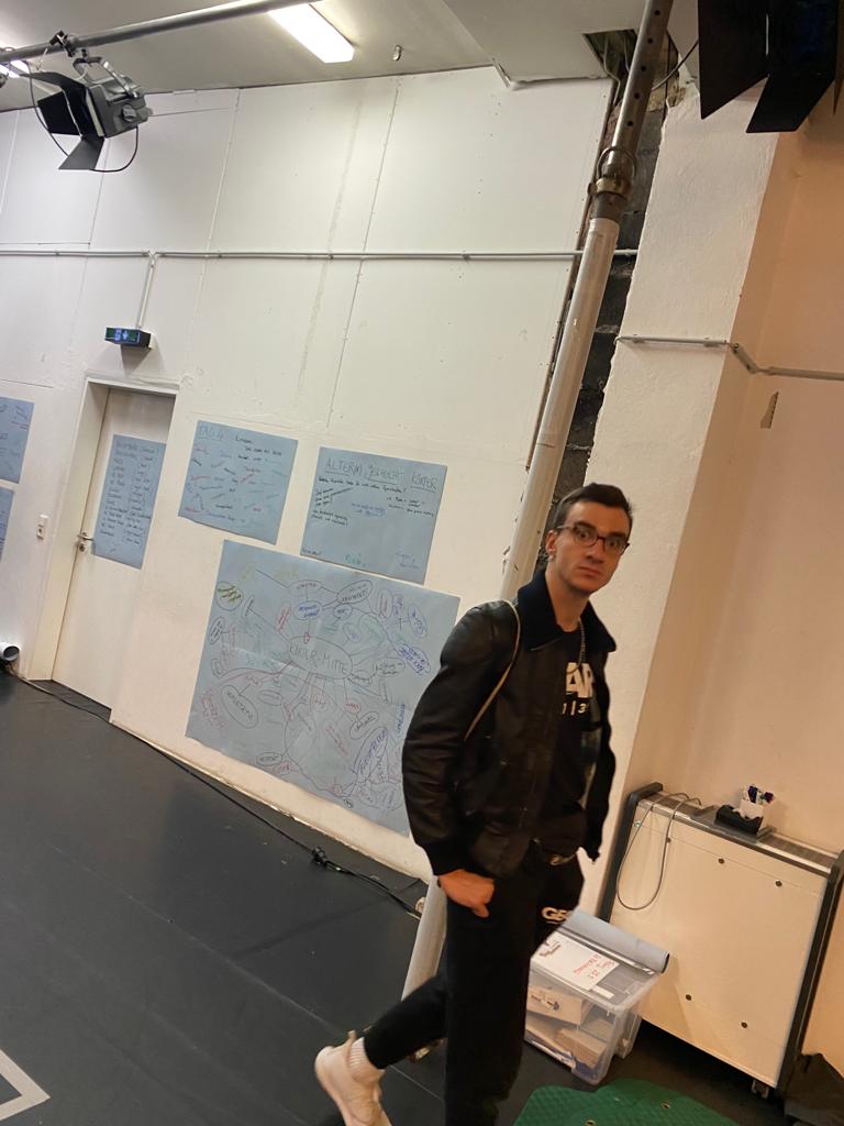 ErikLeuthaeuser's tweet photo. Weirdly good at looking crazy 😅 Come on out tonight or tomorrow, Köln! ❤️ #ehrenfeldstudios #köln #contemporarydance #stadtfuchs #stadtfüchse #research #silverfox #silberfuchs #bossloop #bossrc505 #electronics #synths https://t.co/skYhlsSiDz
