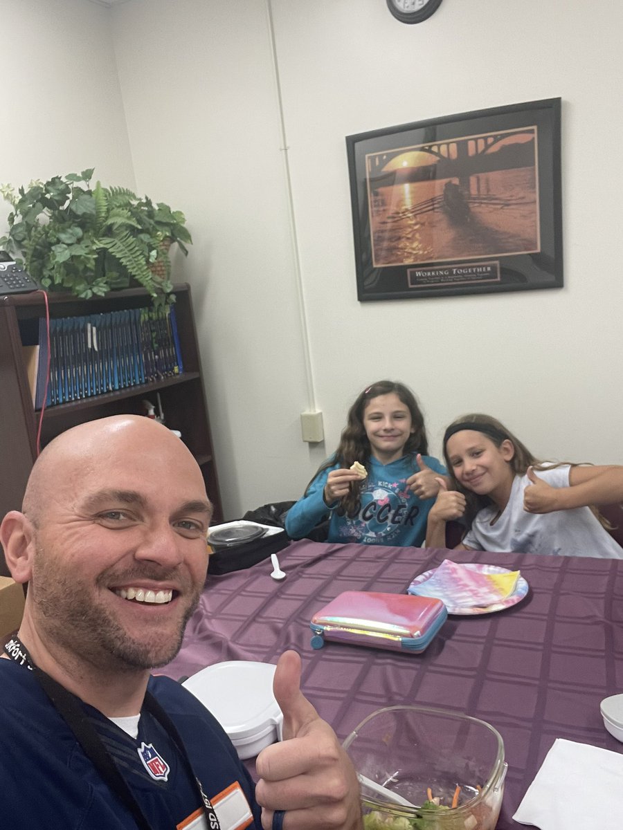 RickyInnocenti's tweet photo. These @Chelsea_Tigers won our school’s Tiger Stripe Raffle and chose to eat lunch with me!  No doubt, these 20 minutes are the highlight of my day. Thanks Will, Bella, and Zamaura for eating lunch w/me! #WeAreChelsea #FSD157C https://t.co/bHru0T291S