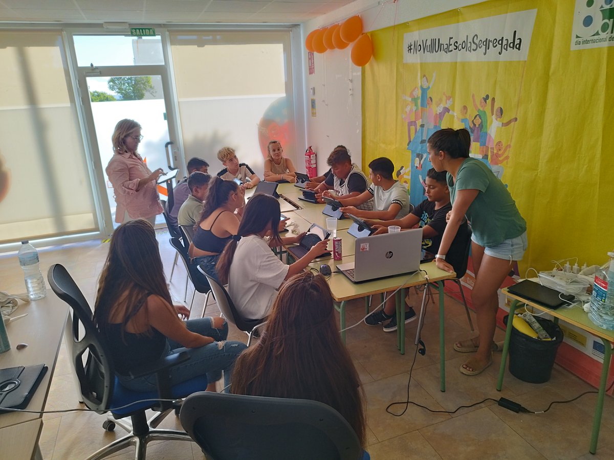 gitanos_org_PAT's tweet photo. Seguimos trabajando la competencia digital con nuestro alumnado de secundaria del #ProgramaKumpania de @gitanos_org_PAT #LaComa, favoreciendo las condiciones y conocimientos para un uso seguro y responsable de internet.
@AytoPaterna @GVAinclusio @GVAeducacio https://t.co/qVQnecZcjI
