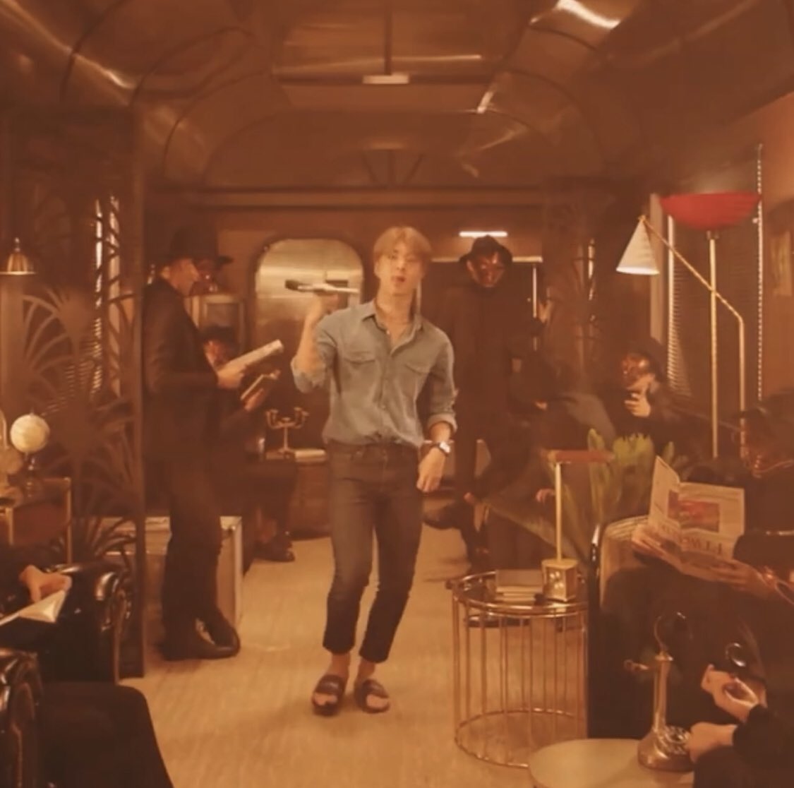 재엉씨는 발목이 얇아요.
나는 그게 재엉씨에 대해 많은 것을 많은 것을 말해준다고 생각합니다.