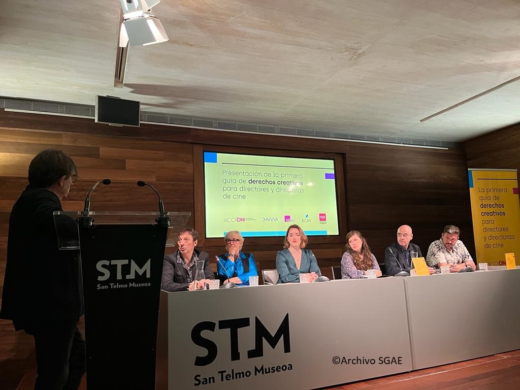 SgaeAudiovisual's tweet image. Seguimos en el @sansebastian con la presentación 
de la 📖'Guía de derechos creativos para directores y directoras de cine' de @acciondirectorx. Un práctico volumen que cuenta con la colaboración de SGAE, @CulturaCMadrid, #ECAV y @DAMAUTOR