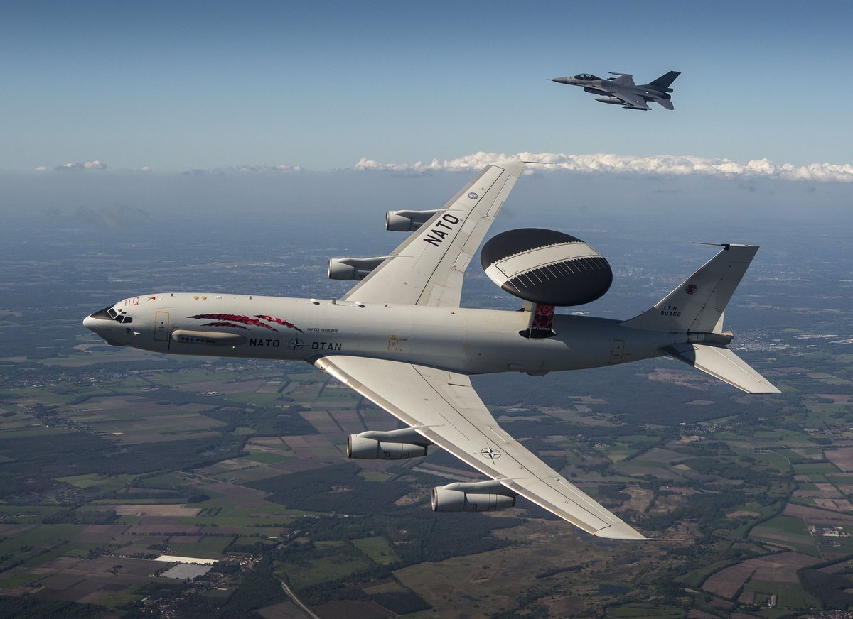 Een #AWACS radartoestel maakt momenteel enkele oefennaderingen @VlbLeeuwarden. Deze vliegtuigen van de @NATO bewaken het Europese luchtruim. Meer weten over de AWACS? Check deze link: defensie.nl/onderwerpen/in… #watvliegter @Kon_Luchtmacht @Gemeente_Lwd @Waadhoeke