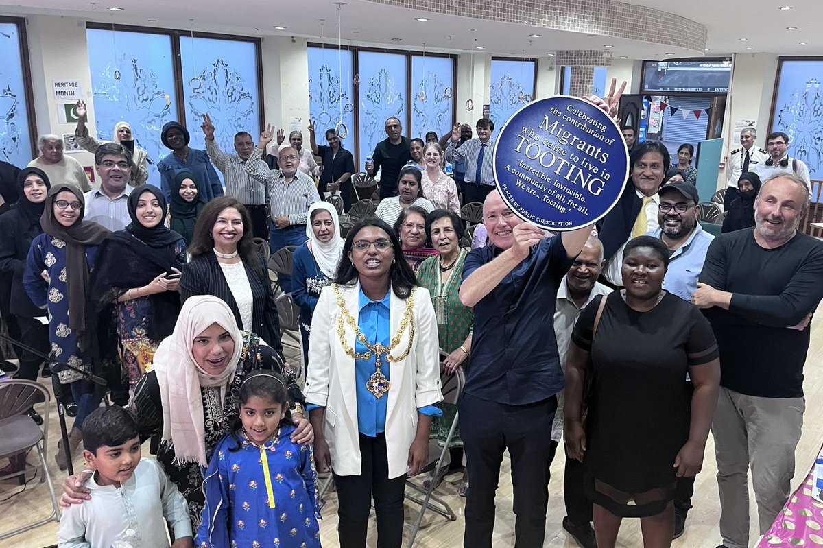 summerstown182's tweet photo. #FishpondsField has always been a migrant magnet, from medieval monks & Huguenot gardeners to today's precious green jewel at the heart of multicultural #PlanetTooting What joy to be at Saturday's @FFishponds pop-up picnic to talk about this history & showcase the plaque! https://t.co/ADC9fz6tV7