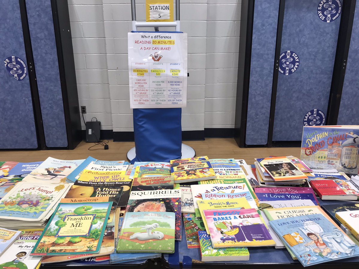 PrincipalMESEPS's tweet photo. Meadowbrook book give away. @EatontownSuper #MesLovestoRead #20MinutesADay https://t.co/ewW9dSCO8B