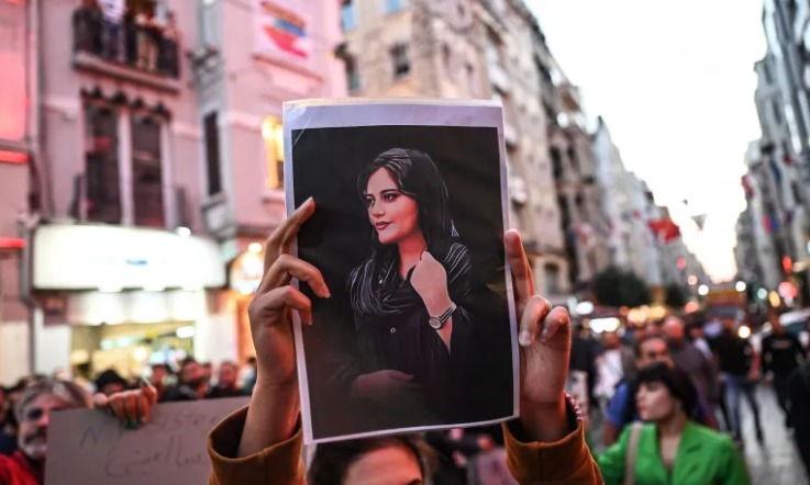 ahoraquesinosv4's tweet photo. 🔎🇮🇷 ¿QUÉ ESTÁ PASANDO EN IRÁN?
Hace 10 días, en Teherán, Masha Amini de 22 años fue detenida por la policía de la moral por llevar mal puesto el velo mientras caminaba por la calle con su hermano, y la llevaron a una comisaría para darle una clase de “educación y orientación” 🧵 https://t.co/Oybb0rayxy