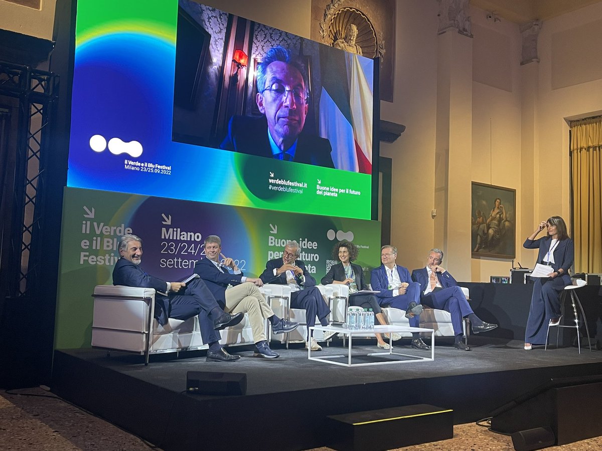 “Le soluzioni alle emergenze rifiuti ci sono e non bisogna inventarle. 

Il modello lombardo è un esempio, frutto della cultura del fare.

Purtroppo ci gettiamo spesso addosso da soli le reti che ci impediscono di lavorare”.

Il presidente <a href="/chiccotesta/">chicco testa</a> a <a href="/ilverdeeilblu/">il Verde e il Blu Festival</a> 👇🏻