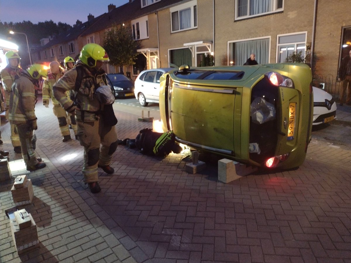 WA_Bleiswijk's tweet photo. 23/9 noodhulpdienst: vanmorgen ter plaatse bij een eenzijdig ongeval aan de Wilgenlaan Berkel en Rodenrijs. Auto is op zijn zij terecht gekomen. Bestuurster raakte lichtgewond en is vervoerd naar het ziekenhuis. https://t.co/pO8Q4Nihcy