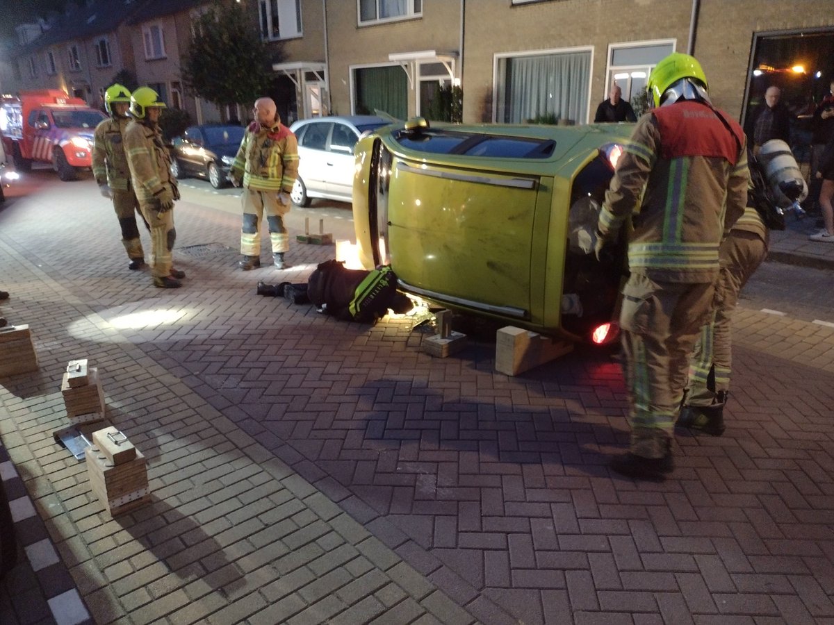 WA_Bleiswijk's tweet photo. 23/9 noodhulpdienst: vanmorgen ter plaatse bij een eenzijdig ongeval aan de Wilgenlaan Berkel en Rodenrijs. Auto is op zijn zij terecht gekomen. Bestuurster raakte lichtgewond en is vervoerd naar het ziekenhuis. https://t.co/pO8Q4Nihcy