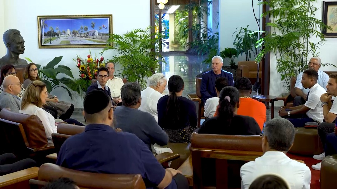 A veces uno cree que sabe suficiente de un tema porque lo ha trabajado mucho. Hasta que te reúnes con quienes lo conocen mejor porque lo han sufrido mucho. Como las personas con las que dialogamos por el #CódigoSí. Unidad en la diversidad.#CubaEsAmor