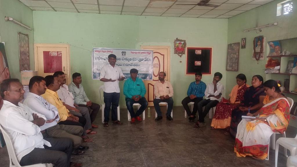 ఈరోజు బాలల హక్కుల పరిరక్షణ వేదిక సైదాబాద్ మండల స్థాయి మీటింగ్ జరిగినది. ముఖ్యంగా గురుకులాల్లో జరుగుతున్న అవకతవకలు, భోజనంలో పురుగులు రావడం, మంచినీటి లో దుర్గందమైన వాసన, టీచర్స్ అమేమాయిలతో అసభ్యంగా ప్రవర్తించడం, తదితర సమస్యలు ప్రభుత్వం వెంటనే పరిష్కరించాలని కోరడం