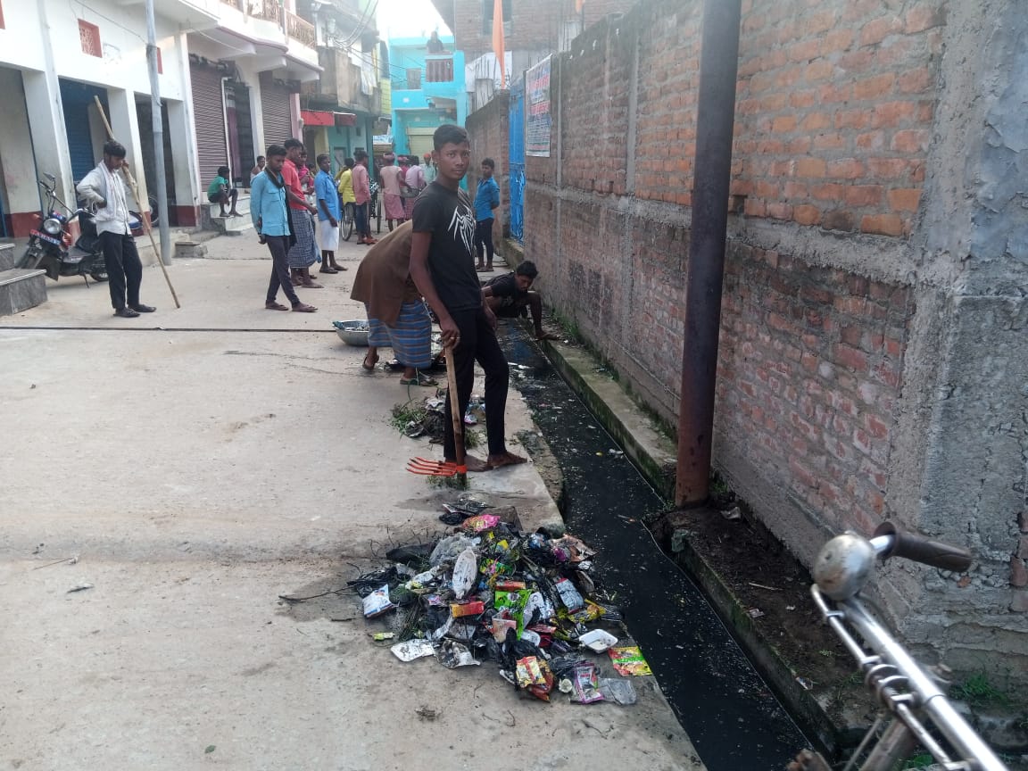 lsbarajpur's tweet photo. एक नया सवेरा लायेंगे
पूरे राजपुर को स्वच्छ बनाएंगे।
आज राजपुर प्रखंड के राजपुर पंचायत की मुखिया रंजू देवी के मागदर्शन में राजपुर पंचायत के वार्ड 5, 9,11 के गली ,नाली, की सफाई अभियान "स्वच्छता ही सेवा" के तहत चलाया गया। @dm_rohtas @LSBA_Rohtas @LSBA_Bihar @ODFplus_Karakat https://t.co/NW2e8CqJqk