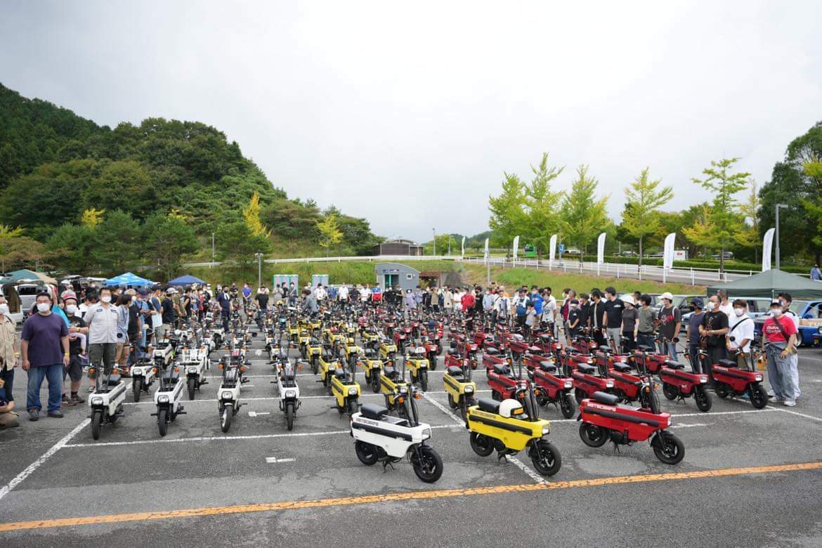 motocompo40th's tweet photo. 先週は雨の中、ご参加いただきありがとうございました。
参加台数は
モトコンポ130台
シティ8台
次回は倍を目指したいですね。

来月のモトモト11月号に掲載される予定です。
是非ご購入してチェックしてみてください。 https://t.co/wLTdiRInW1