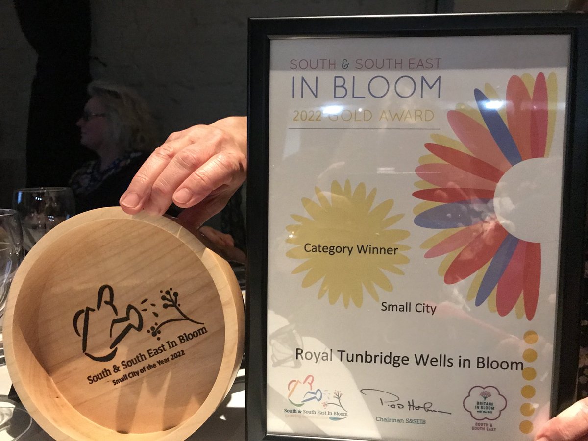 GOLD for #RoyalTunbridgeWells (Small City) 🌻🌻at the “South and Southeast in Bloom” awards ceremony in Farnham, Surrey 😊. ⁦@RHSBloom⁩ ⁦@TWBC_ChiefExec⁩ ⁦@TWBC_Green⁩ ⁦@Mayor_TWBC⁩ ⁦@rtwtogether⁩ ⁦@GregClarkMP⁩