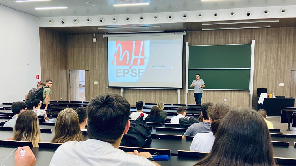 Jornada de Bienvenida a estudiantes <a href="/epse_umh/">EPSE</a> desde las  12.30  hasta las 14:00 en planta 1 de Arenals. Miguel Ángel de la Casa, Director de la EPSE da la bienvenida a los futuros ingenieros!!👏👏👏👏🙌🙌🙌🙌