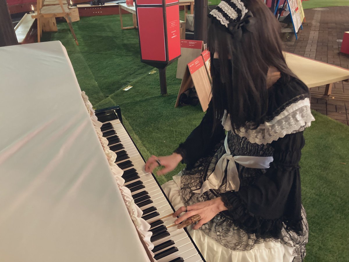 R_osorezan's tweet image. 全くピアノ弾けないけどそれっぽい人。

#movemove   #艶姫猫子