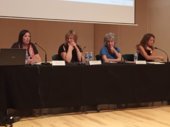 periodistes_cat's tweet photo. Les periodistes @annateixidorcol, @CarmeMPalome, Carme Vinyoles i @Sion_Biurrun participen en una taula rodona a la jornada sobre "Bones pràctiques periodístiques per al tractament de la prostitució, el tràfic i l’explotació sexual de dones a l’Alt Empordà".
#CPCGirona #ApipAcam https://t.co/P4jaR3XuEe