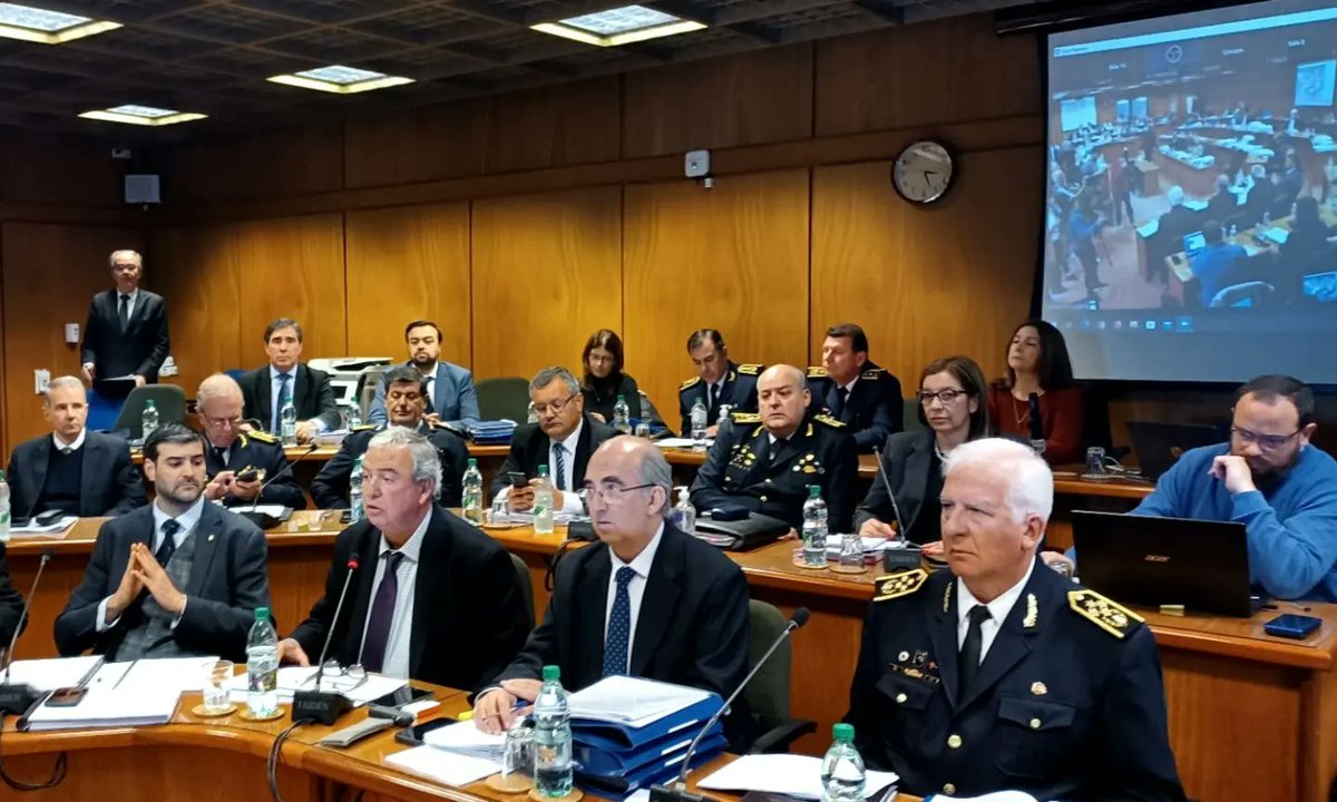 Luisaheber's tweet photo. Hemos anunciado que, a partir del 1 de enero de 2023, el salario mínimo de quienes integren el Escalafón L Policial será de $50.000. 
Es un gran esfuerzo del gobierno para darle mayor respaldo a la Policía, reconociendo la importancia y exigencia de su tarea. 
Seguimos avanzando. https://t.co/sRv9C1beif