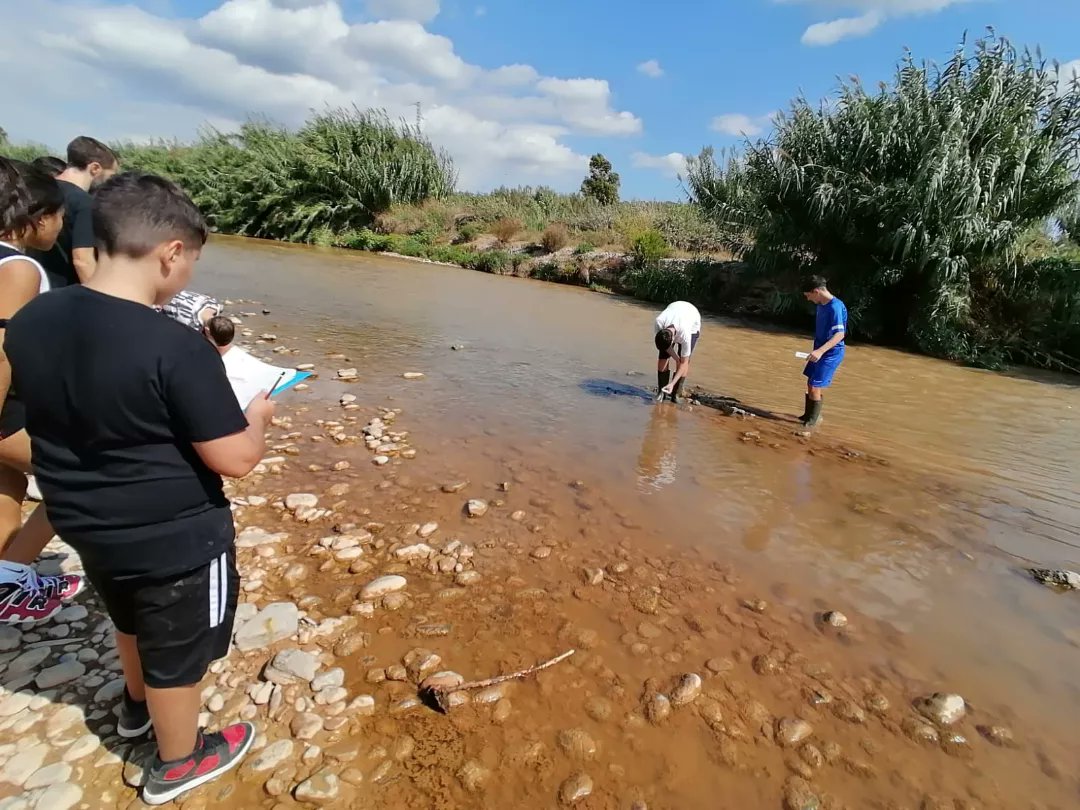 InsGabriela's tweet photo. En el marc del Projecte Rius, @assoc_habitats, del qual participem enguany amb l'alumnat de 3rC, dimecres passat vam anar a fer la primera inspecció al nostre tram de riu.
.
.
.
#somgabriela #3rC #projecterius #cuidantlanatura #llobregat https://t.co/V0DX8vJtcF