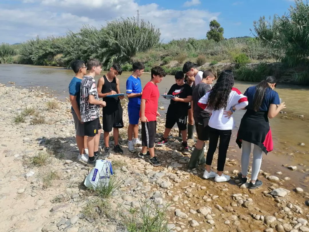 InsGabriela's tweet photo. En el marc del Projecte Rius, @assoc_habitats, del qual participem enguany amb l'alumnat de 3rC, dimecres passat vam anar a fer la primera inspecció al nostre tram de riu.
.
.
.
#somgabriela #3rC #projecterius #cuidantlanatura #llobregat https://t.co/V0DX8vJtcF