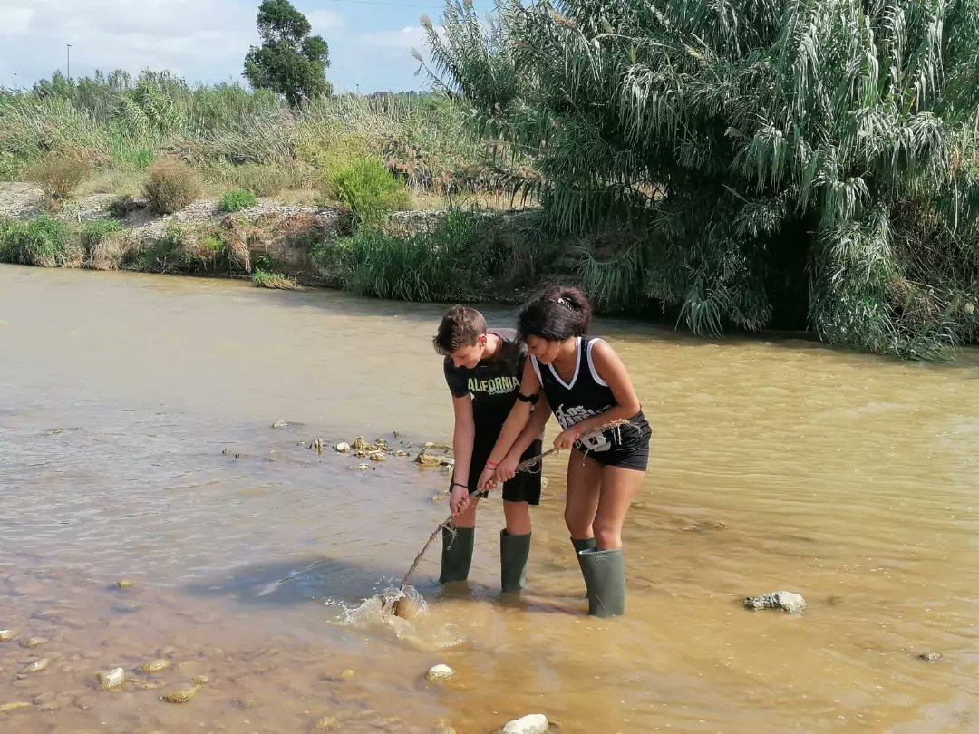 InsGabriela's tweet photo. En el marc del Projecte Rius, @assoc_habitats, del qual participem enguany amb l'alumnat de 3rC, dimecres passat vam anar a fer la primera inspecció al nostre tram de riu.
.
.
.
#somgabriela #3rC #projecterius #cuidantlanatura #llobregat https://t.co/V0DX8vJtcF