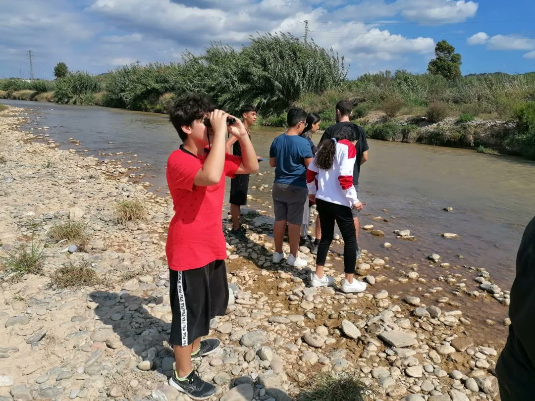 InsGabriela's tweet photo. En el marc del Projecte Rius, @assoc_habitats, del qual participem enguany amb l'alumnat de 3rC, dimecres passat vam anar a fer la primera inspecció al nostre tram de riu.
.
.
.
#somgabriela #3rC #projecterius #cuidantlanatura #llobregat https://t.co/V0DX8vJtcF