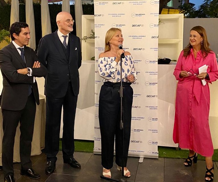 AEDAF's tweet photo. Nuestra presidente Stella Raventós junto a Piergiorgio Valente, presidente de la #CFE, Manuel Vázquez, secretario gral. de Hacienda @AndaluciaJunta y Sonia Gaya,delegada de Presidencia y Hacienda @Ayto_Sevilla, en la recepción de bienvenida de la Asamblea General de @cfe_brussels https://t.co/PxvI0dKhlb
