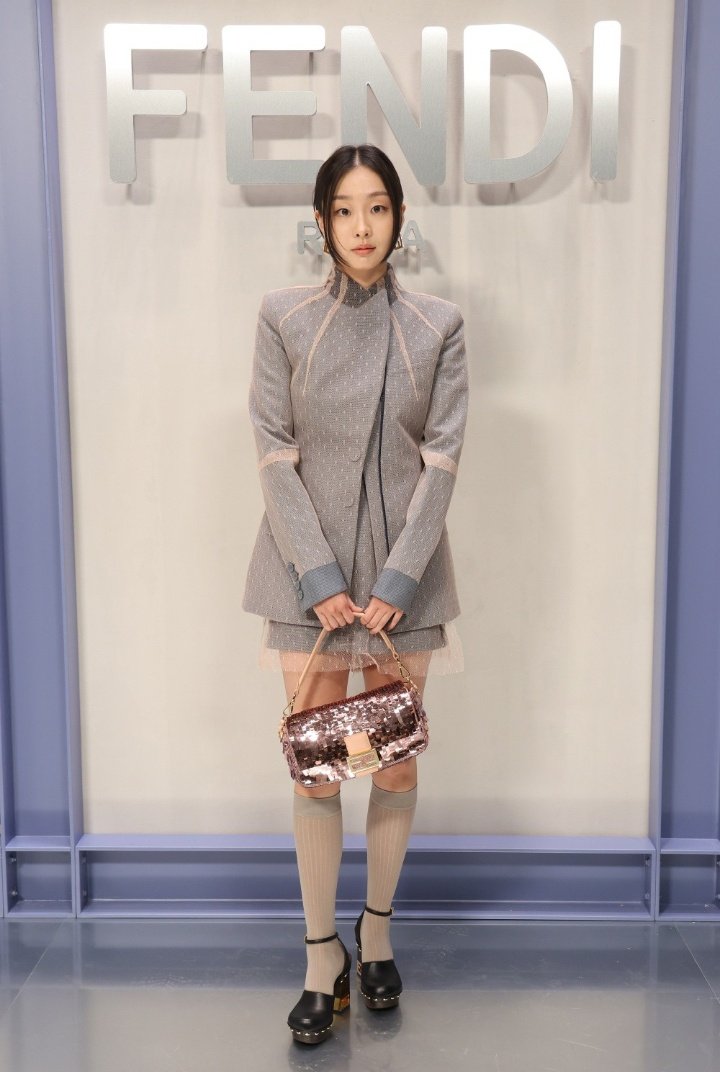 94KINGDAMI's tweet photo. 220923 — 📰 this article is interesting 

"one person that milanese people noticed? it's actress #kimdami. as soon as she came out from the car, cheers erupted. overseas reporters also shouted, "dami" while capturing with cameras.

kim dami, the autumn girl of #MilanoFashionWeek https://t.co/iBCpRUxGJI