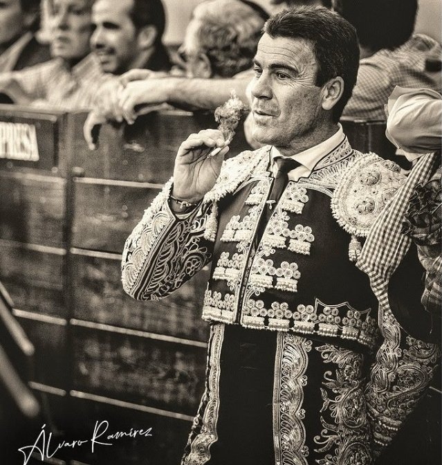 Una carrera de grandes triunfos con el oro y con la plata, pagado con creces el tributo de sangre,  reconocimiento unánime de profesionales y aficionados, admirado por todos. Directivo de esta Unión. TORERO. En Sevilla, hoy, dice adios José Antonio Carretero.