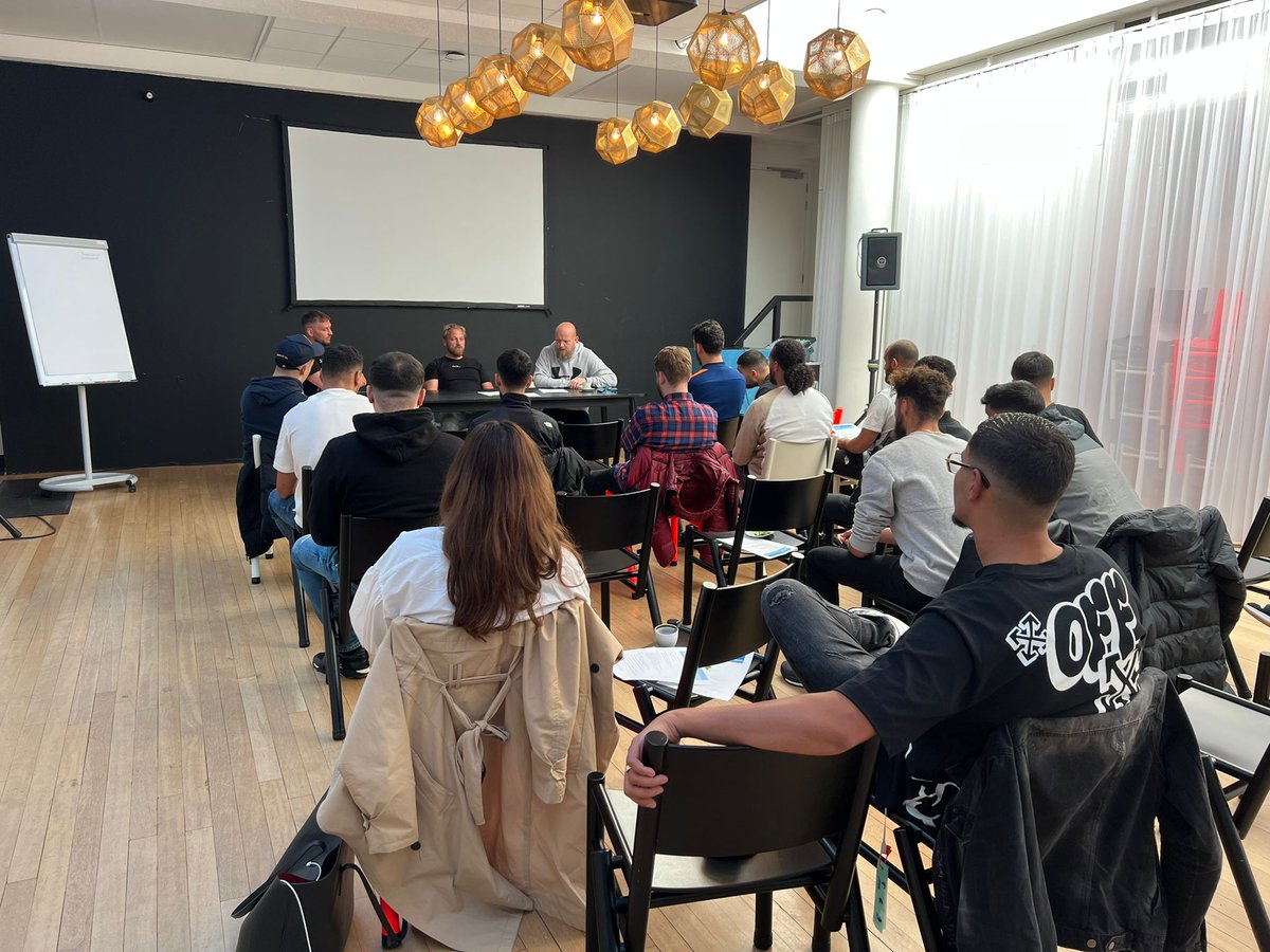 De horecastewards trainen veelvuldig om hun kennis op peil te houden.

Tijdens de training zijn aspecten zoals geweldsmonopoly, de-escaleren en afschermen aan bod gekomen.

Dank aan politie Rotterdam centrum voor de training!

#veiligheid #horeca #training #horecastewards