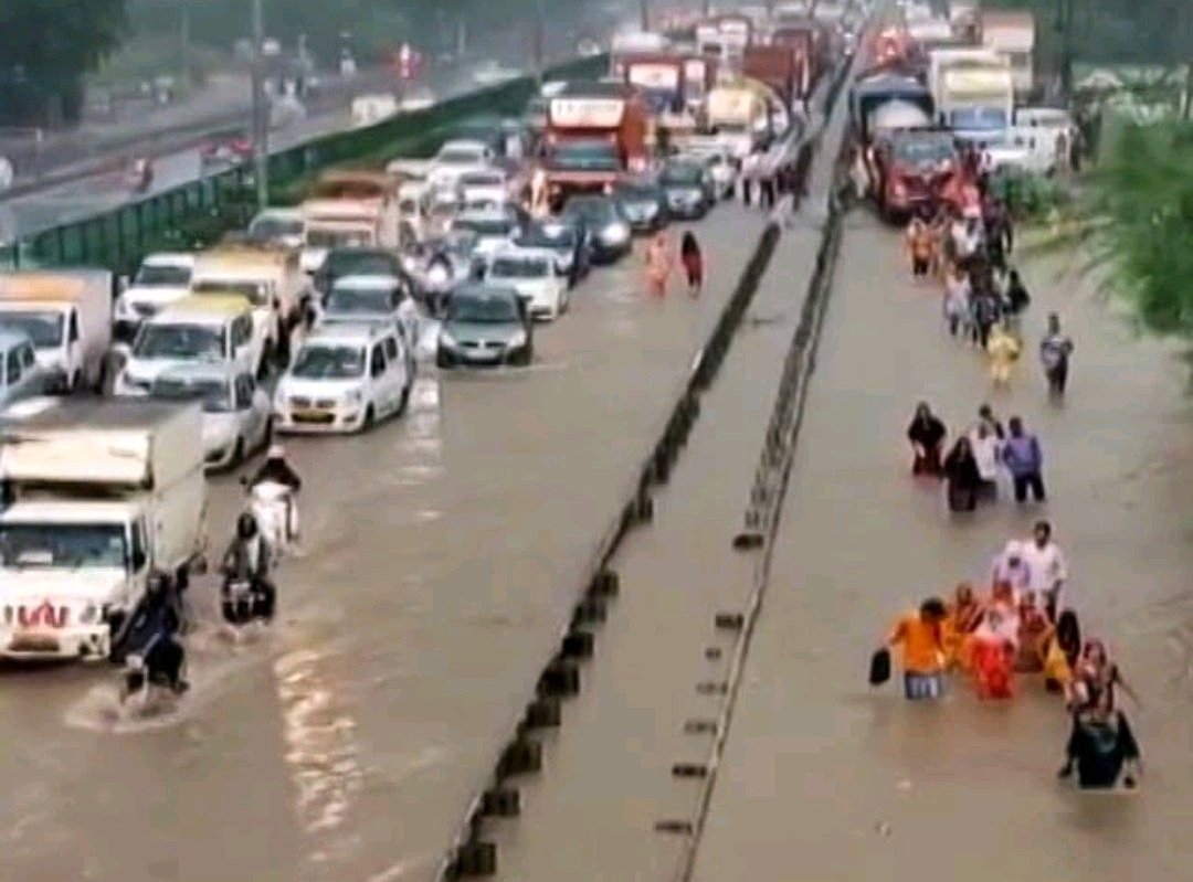 mrupalibansal's tweet photo. Yesterday, I drove for almost 3 hrs to reach a destination of 30 min. My legs are still hurting since due to huge traffic and water logging I had to stop the car enormous times. 
It is actually a big SHAME for the SYSTEM.
WE DON'T DESERVE THIS!
@MunCorpGurugram please solve this. https://t.co/ZXhZeonpTz