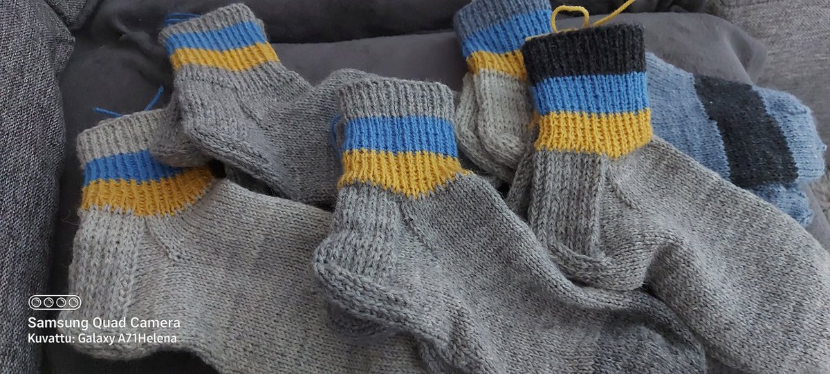 Taidemummo's tweet photo. Sukkakeräys Ukrainan sotilaille on ponnahtanut käyntiin. Lähetän saadut ja neulotut sukat marraskuun alussa..ottamalla minuun yhteyttä pääset mukaan vaikka yksillä sukilla https://t.co/3fIJ8dOQEa
