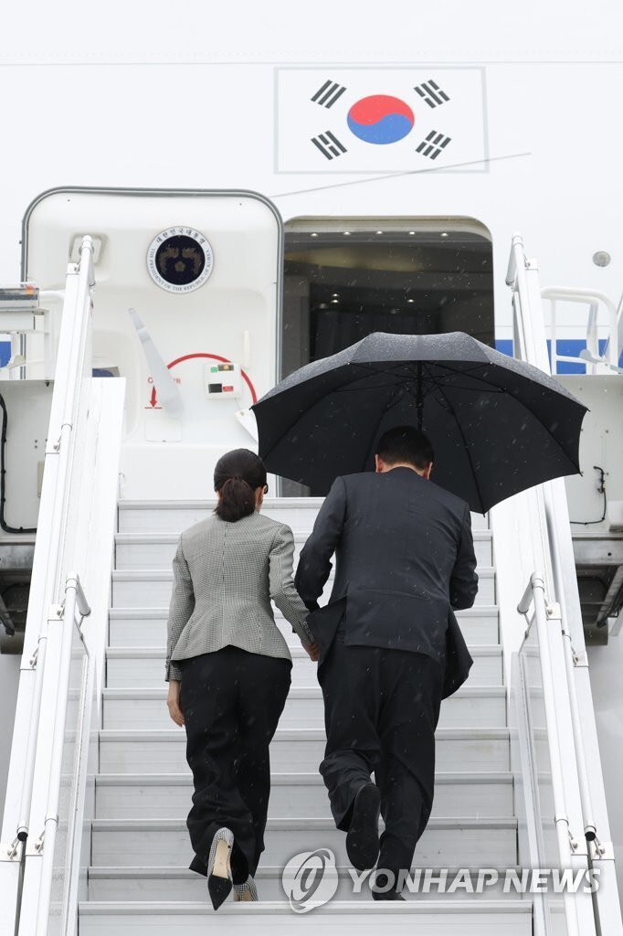 우산 혼자쓰고가는 윤석열