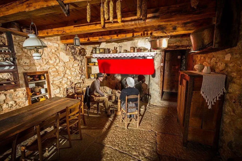 JToulousain's tweet photo. [ #Visite #insolite ] La Ferme caussenarde d'autrefois en #Lozere  ▶️ https://t.co/i1ynfanfnj #Occitanie #tourisme #patrimoine @FCaussenarde  @lozeretourisme https://t.co/ggkaqfIxTg