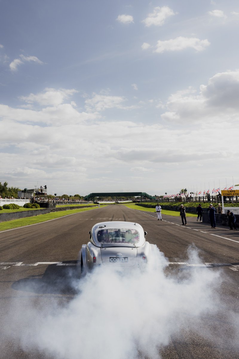 C O B R A #Motohistorics #shelbycobra #philipkadoorie #marinofranchitti #COB13A #CSX2157 #GoodwoodRevival #grrc #racttcelebration #ACROSSTHELINE 📸rob overy