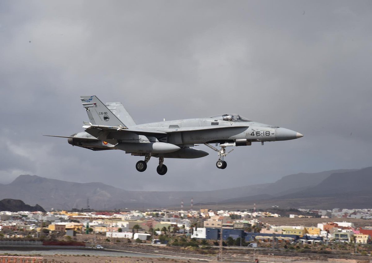 Ala46_ea's tweet photo. ¡#BuenosDías aviadores! 🫡

Durante una semana, “Poker” del Ala 12 y “Halcones” del Ala 46 entrenarán conjuntamente 🤝🏻 sus habilidades tanto ofensivas⚔️como defensivas🛡️a fin de instruirse en los planes de instrucción y adiestramiento.

@EjercitoAire https://t.co/5m3hB9Sep2