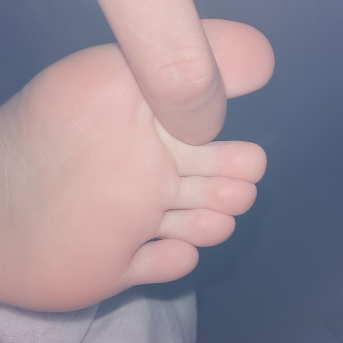 YY86757's tweet photo. 拿我的手机偷拍我，这还算偷拍吗？ #舔脚 #舔足 #脚控 #足控 #恋足 #美脚 #美足 #足交 #裸足 #足底 #脚底 #恋足癖 #脚丫  #jiojio #黑丝 #丝袜脚底 @IDlucky89757 https://t.co/xpbZa57VjH