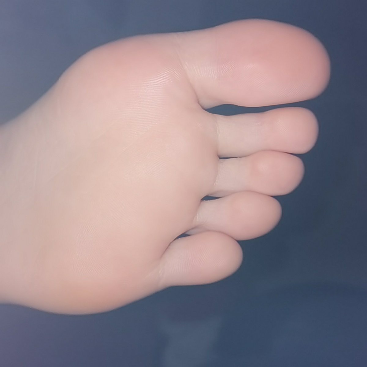 YY86757's tweet photo. 拿我的手机偷拍我，这还算偷拍吗？ #舔脚 #舔足 #脚控 #足控 #恋足 #美脚 #美足 #足交 #裸足 #足底 #脚底 #恋足癖 #脚丫  #jiojio #黑丝 #丝袜脚底 @IDlucky89757 https://t.co/xpbZa57VjH