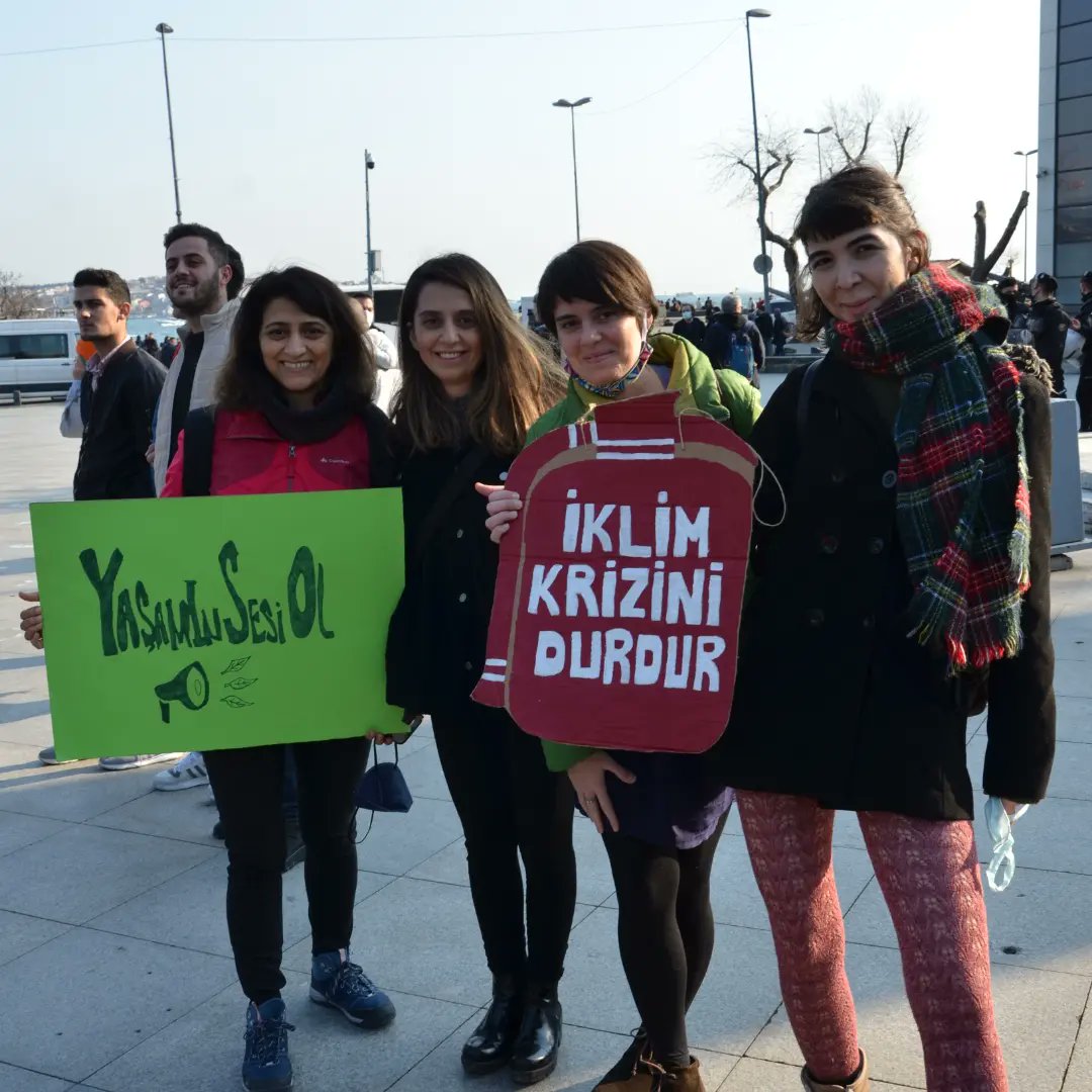 Genç iklim aktivistleri greve çağırıyor! Ortak temamız 👇 #kârdegili̇nsanlar #PeopleNotProfit
 🌻💪🌿